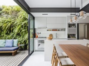 Khai thác tối đa diện tích hẹp với cửa Slim Panorama sân sau