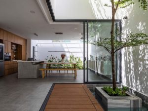 Thiết kế giếng trời với cửa Slim Panorama Giải pháp ánh sáng cho nhà ống