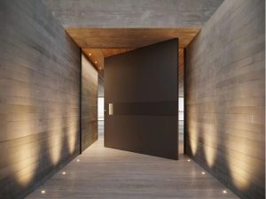 Tính nghệ thuật của cửa chính biệt thự Pivot trong không gian kiến trúc hiện đại